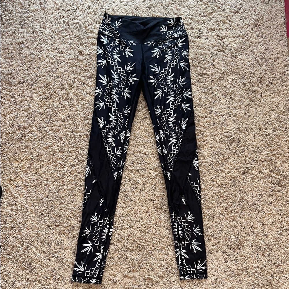 Wolves threads Black and White Leaf Print Leggings